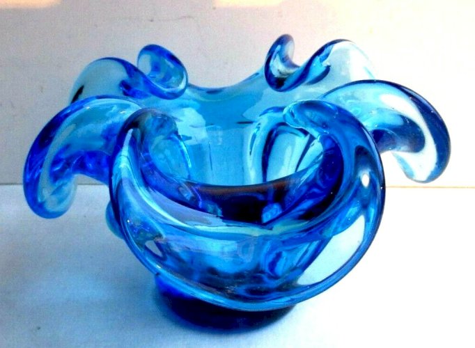 Magnifique Coupe vide-poche Art Déco, Fleur à 4 pétales verre massif bleu