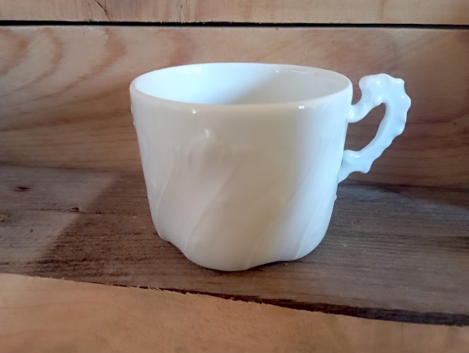 Magnifique ensemble à café Giraud limoges France ancien composé de 3 tasses et 3 soucoupes.  Marque : Dominique Brumaud  En parfait état, ancien, porcelaine fine de Limoges. Modèle rare.