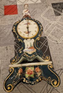Magnifique Horloge en porcelaine pour collectionneur ou à réparer 