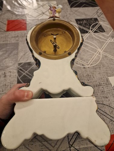 Magnifique Horloge en porcelaine pour collectionneur ou à réparer 