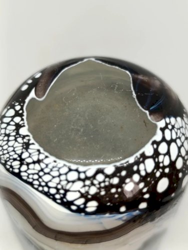 magnifique vase maltais en verre organique noir, bleu et blanc par Gozo Glass en bon etat