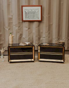 Maïa, la paire de tables de chevet noires et dorées N°675