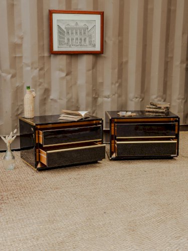 Maïa, la paire de tables de chevet noires et dorées N°675