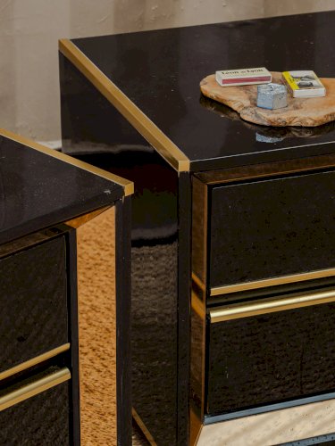 Maïa, la paire de tables de chevet noires et dorées N°675