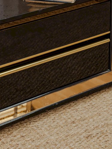 Maïa, la paire de tables de chevet noires et dorées N°675