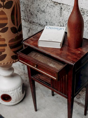 Maïa, la table de chevet en acajou N°217