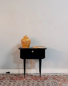 Maïa, la table de chevet en bois et laiton N°295