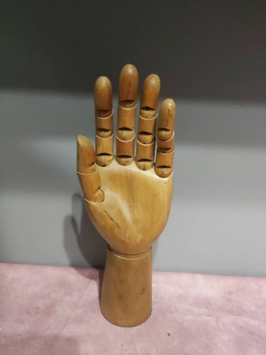 Main articulée en bois pour le dessin