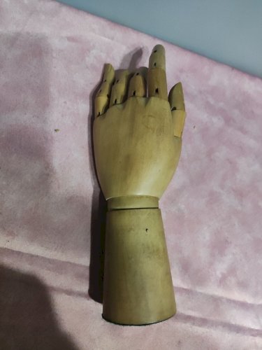 Main articulée en bois pour le dessin