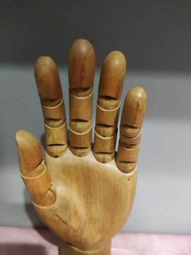 Main articulée en bois pour le dessin
