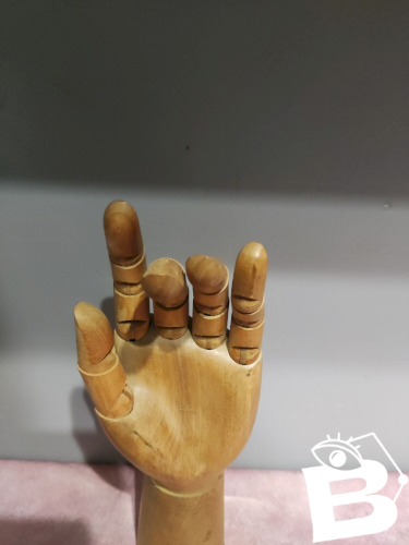 Main articulée en bois pour le dessin