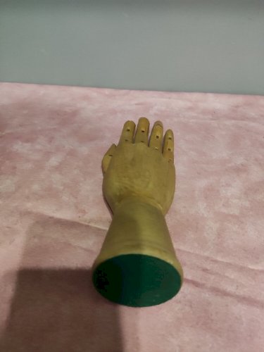 Main articulée en bois