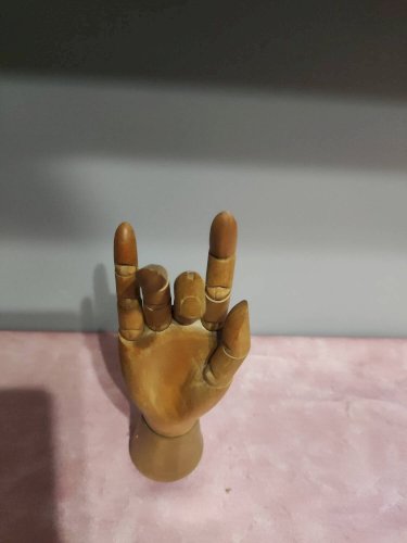 Main articulée en bois