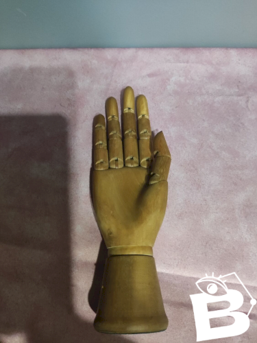 Main articulée en bois