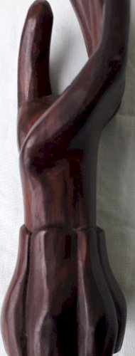 Main en bois sculpté baguier