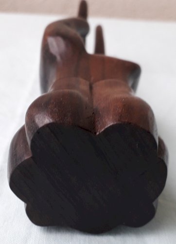 Main en bois sculpté baguier