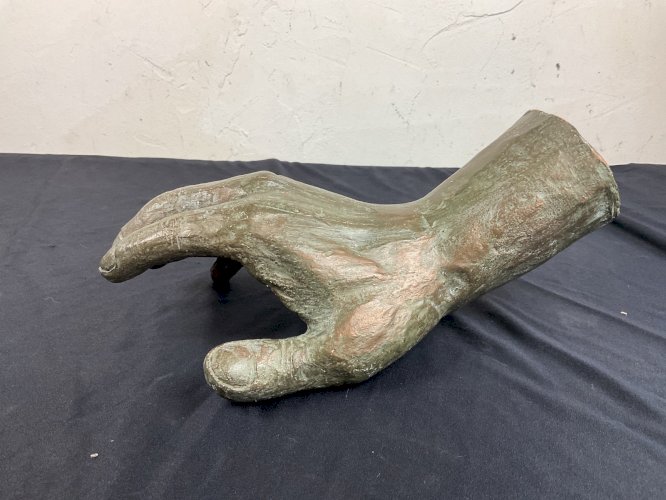 Main en terre cuite patine bronze DLG Jean Marais