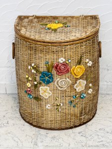 Manne vintage en osier décor floral coloré