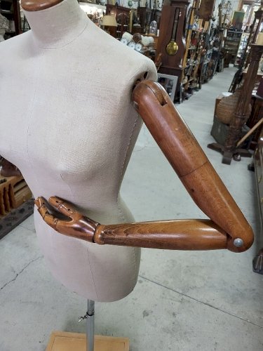 MANNEQUIN DE COUTURIERE ARTICULE ET REGLABLE