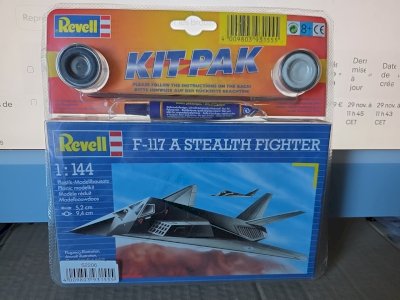 Revell model kit F-117 A STEALTH FIGHTER - NEW BOX - 1-144