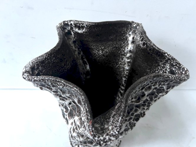 "Marius GIUGE Vallauris " Vase sur pied a décor de lave XX siècle