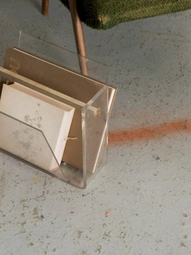 Marius, le porte-revues en plexiglass N°140