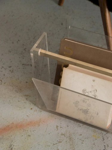 Marius, le porte-revues en plexiglass N°140