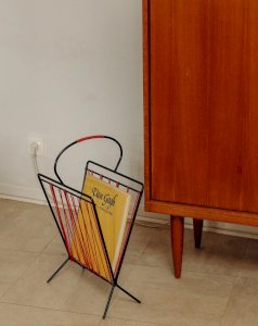 Marius, le porte-revues rouge en métal N°198