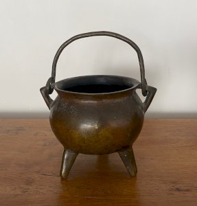 Tripod bronze cauldron with a handle 16th century M3751