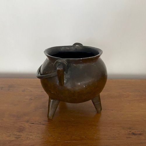Marmite tripode en bronze munie d'une anse XVIe M3751