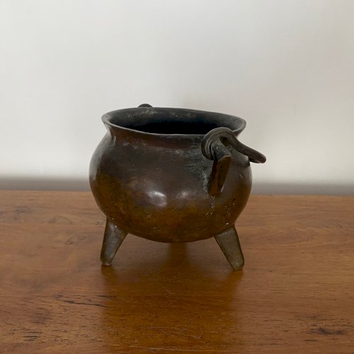 Marmite tripode en bronze munie d'une anse XVIe M3751