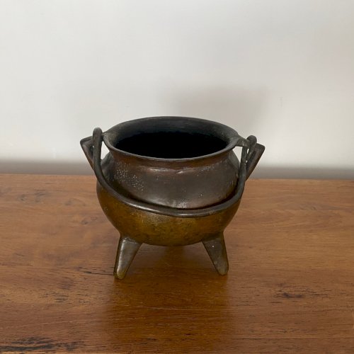 Marmite tripode en bronze munie d'une anse XVIe M3751