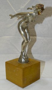 -MASCOTTE SIGNEE AEL BRONZE ARGENTE PLONGEUSE sur SOCLE BOIS ALBERT ? COLLECTION