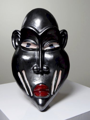 Masque Africain céramique émaillée style Dan à identifier