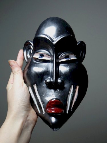 Masque Africain céramique émaillée style Dan à identifier