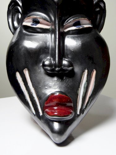 Masque Africain céramique émaillée style Dan à identifier
