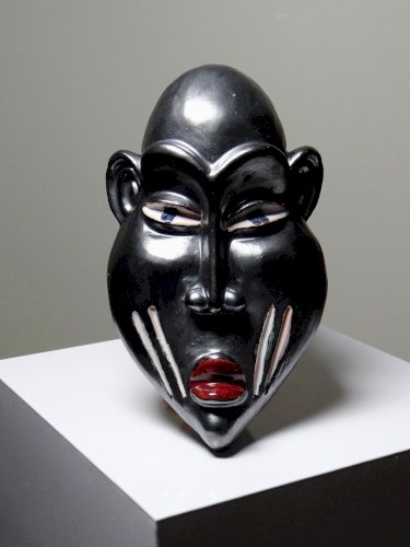 Masque Africain céramique émaillée style Dan à identifier