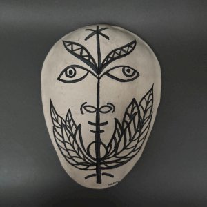 Masque africaniste en terre cuite émaillée blanche visage signé Colette M3945