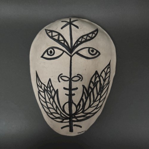 Masque africaniste en terre cuite émaillée blanche visage signé Colette M3945