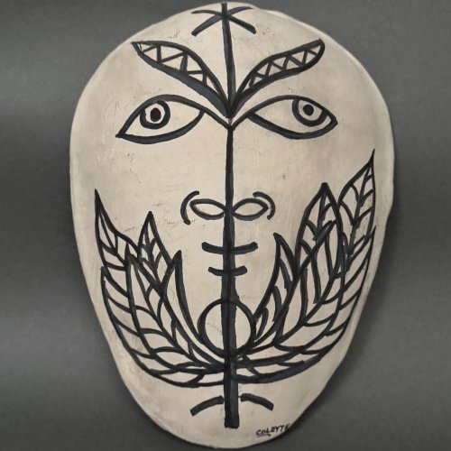 Masque africaniste en terre cuite émaillée blanche visage signé Colette M3945