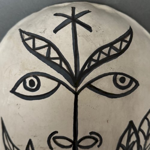 Masque africaniste en terre cuite émaillée blanche visage signé Colette M3945