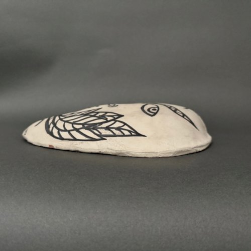 Masque africaniste en terre cuite émaillée blanche visage signé Colette M3945