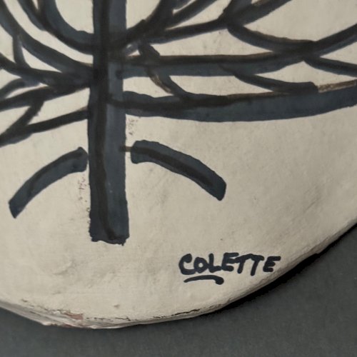 Masque africaniste en terre cuite émaillée blanche visage signé Colette M3945