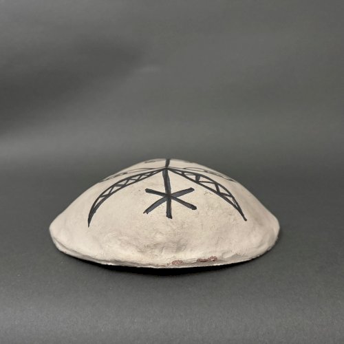 Masque africaniste en terre cuite émaillée blanche visage signé Colette M3945