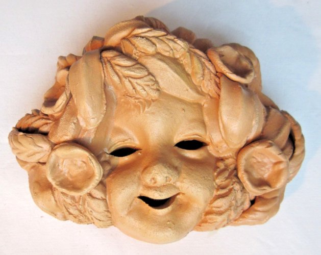 Masque mural, sculpture en terre cuite, Enfant aux feuilles et épis de blé