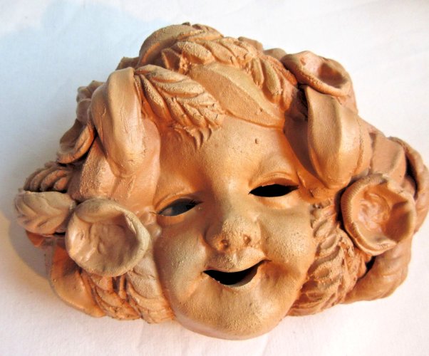 Masque mural, sculpture en terre cuite, Enfant aux feuilles et épis de blé