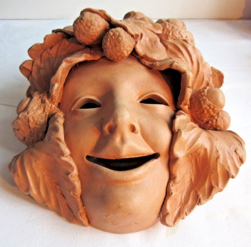 Masque mural, sculpture en terre cuite, Femme aux feuilles de chêne et glands
