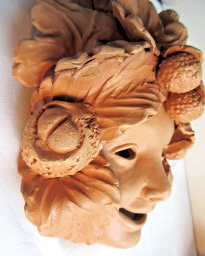 Masque mural, sculpture en terre cuite, Femme aux feuilles de chêne et glands