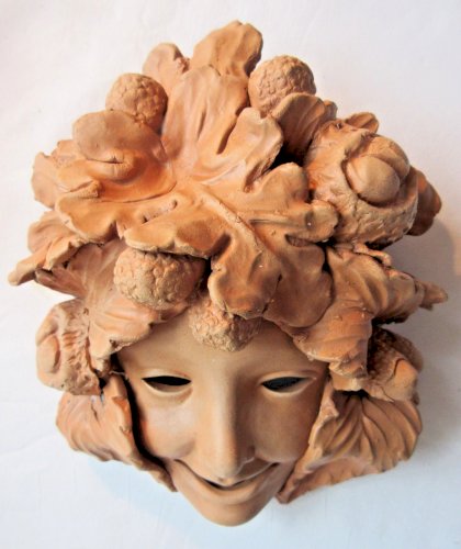 Masque mural, sculpture en terre cuite, Femme aux feuilles de chêne et glands