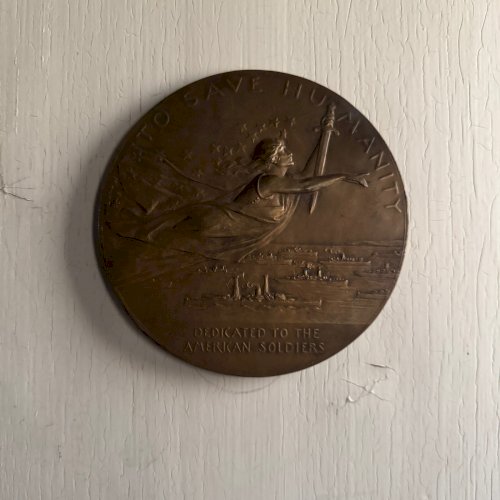 Matrice pour médaille en métal par Anie Mouroux To Save Humanity M3583